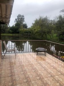 un patio con banco, mesa y agua en Hacienda Moncora, un lugar hermoso para toda la familia y los amigos, en El Rosal