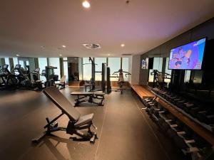 Fitness centrum a/nebo fitness zařízení v ubytování Melbourne CBD Apt with Free Car Park Ocean View
