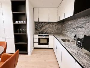 Kuchyň nebo kuchyňský kout v ubytování Melbourne CBD Apt with Free Car Park Ocean View