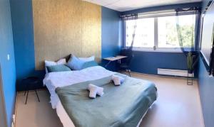 um quarto com uma cama grande e toalhas em Gjøvik Overnatting em Gjøvik