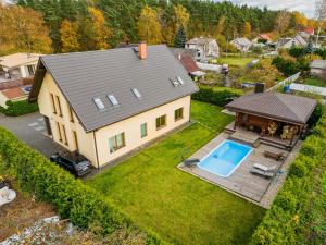 una vista aérea de una casa con piscina en Amber Villa en Riga