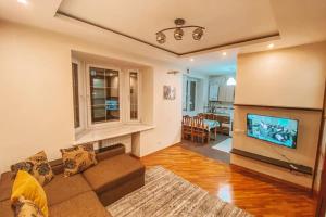 TV a/nebo společenská místnost v ubytování City Center 1 Bedroom + Living