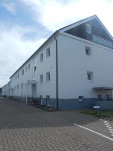 a large white building with a lot of windows at Seestern in Hörnum