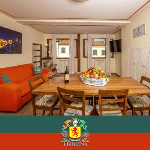 IBibiena - CASA NATALE BERNARDO TANUCCI في ستيا: غرفة معيشة مع طاولة مع وعاء من الفواكه