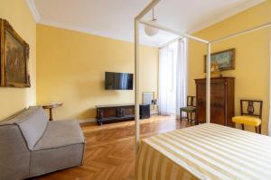 ローマにあるBB24 - 4 Fontane Private Suitesのベッドルーム(ベッド1台、椅子、テレビ付)