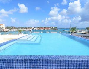 Fotografia z galérie ubytovania Stylish luxury condo, central location, ocean view, pool, gym v destinácii Oranjestad