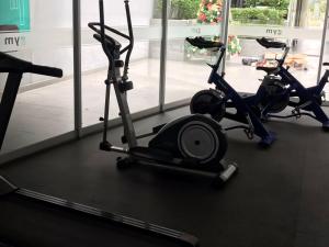 a gym with two exercise bikes in a room at Hermoso Departamento en Guardia Civil - Chorrillos in Lima