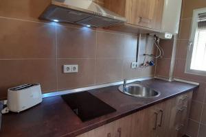 cocina con fregadero y encimera en Apartamento con Vistas en Albaicin II, en Granada