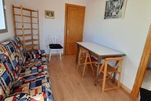 sala de estar con mesa y sofá en Apartamento con Vistas en Albaicin II en Granada