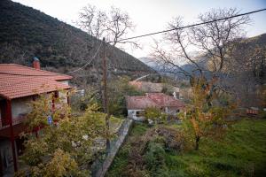 un gruppo di case in un campo con una montagna di Aroania Villa ad Aroanía