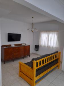 1 dormitorio con 1 cama, vestidor y TV en Apartamento Esmeralda en Mar del Plata