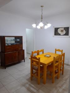 comedor con mesa, sillas y TV en Apartamento Esmeralda en Mar del Plata