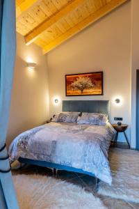 una camera con letto e soffitto in legno di Aroania Villa ad Aroanía