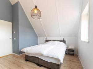 sypialnia z białym łóżkiem i sufitem w obiekcie Beautiful Holiday Home in Scherpenisse with Terrace Garden w mieście Scherpenisse