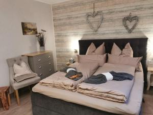 1 dormitorio con 1 cama grande con corazones en la pared en Wohnen im Ampertal in Grafrath, en Grafrath