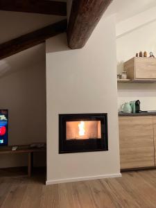 Televízia a/alebo spoločenská miestnosť v ubytovaní BelAbrì - central charme&comfort -mansarde e appartamento