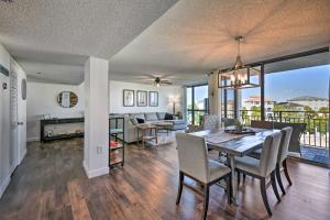 uma sala de jantar e sala de estar com mesa e cadeiras em Airy Destin Condo with Pool - Walk to Private Beach! em Destin