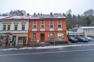ein orangefarbenes Gebäude an der Straßenseite in der Unterkunft Apartmán u Ljuby in Jáchymov
