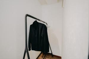 eine schwarze Jacke, die an einer Wand hängt in der Unterkunft Le Glaciel 5 4F - Vacation STAY 79673v in Tokio