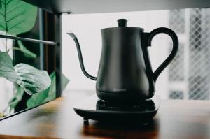 a black kettle sitting on top of a table at Le Glaciel 5 4F - Vacation STAY 79673v in Tokyo