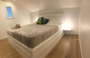 ein Schlafzimmer mit einem großen Bett in einem Zimmer in der Unterkunft Appartement spacieux au village du flamboyant in Baie Nettle