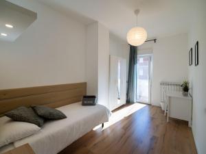 1 dormitorio con cama y ventana grande en Casa Felicità en Udine