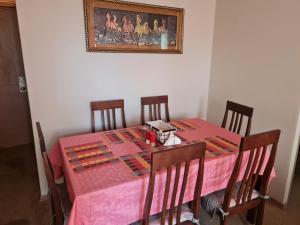 une table à manger avec un tissu de table rose dans l'établissement Hermoso departamento en condominio privado, cercano a playas y centros comerciales, à El Tabo