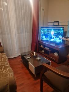 - un salon avec une télévision et une table basse dans l'établissement Hermoso departamento en condominio privado, cercano a playas y centros comerciales, à El Tabo
