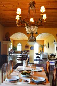 En restaurant eller et spisested på Villa dos Pireneus