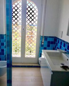 bagno con finestra, lavandino e servizi igienici di Appartamento signorile, luminosissima vista mare a Fregene