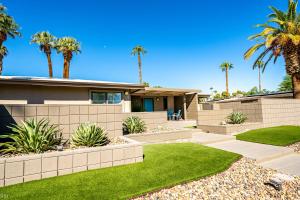 ein Haus mit Palmen davor in der Unterkunft Siesta del Sol in Palm Springs