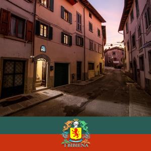 an empty street in an alley with buildings at IBibiena - SUITE CECCO E MEA in Bibbiena