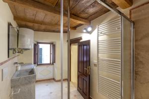 baño con ducha y puerta de cristal en IBibiena - SUITE CECCO E MEA en Bibbiena