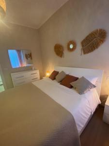 um quarto com uma grande cama branca e uma janela em Cà Sal Holiday Home em Lesina