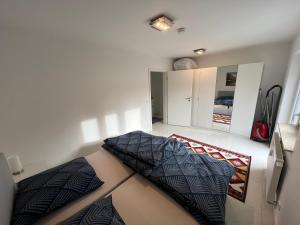 ein Zimmer mit einem Bett mit einem Regenschirm darauf in der Unterkunft Wunderschöne Unterkunft mit Terrasse - 24h7t Checkin in Karlsruhe