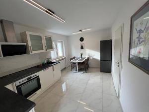 Kuchyň nebo kuchyňský kout v ubytování Wunderschöne Unterkunft mit Terrasse - 24h7t Checkin + 2 fotografie