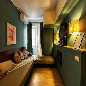 een kamer met een lang bed en een raam bij Rasella44, Green Apartment in Rome