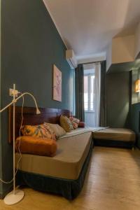 een slaapkamer met 2 bedden en een kruis aan de muur bij Rasella44, Green Apartment in Rome