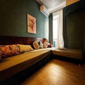 twee bedden in een kamer met een raam bij Rasella44, Green Apartment in Rome