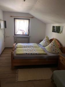 Schlafzimmer mit einem großen Bett und einem Fenster in der Unterkunft Ferienhaus Lipp in Mittenwald