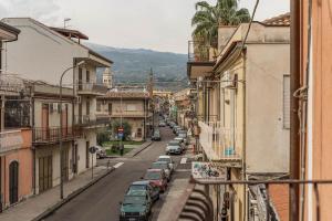 vistas a una calle de la ciudad con coches aparcados en Delia case vacanza, en Fiumefreddo di Sicilia