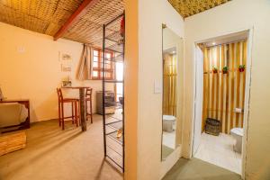 パラチにあるFerraria Guest Houseのバスルーム付きの部屋とトイレ付きの部屋 +62枚の写真