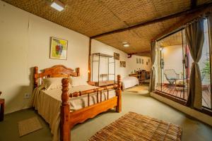 パラチにあるFerraria Guest Houseのベッドルーム(木製ベッド1台、バルコニー付)