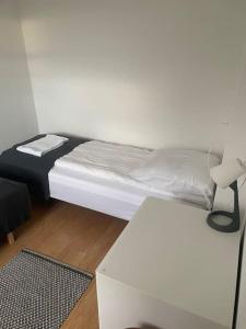 een slaapkamer met een bed, een bureau en een stoel bij 2 bedroom apartment near the sea in Tisvildeleje