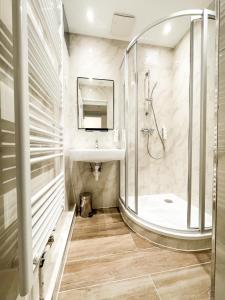 a bathroom with a sink and a shower at Boutique Hotel Piano Nobile - am Stubenring in Vienna