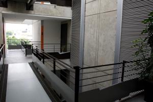 um corredor de um edifício com uma escada em Habitación confortable dentro departamento Natura em Cidade do México