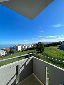 een wit balkon met uitzicht op de oceaan bij Da Roberto in Falconara Marittima