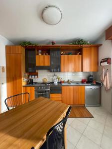 cocina con armarios de madera y mesa de madera en Da Roberto, en Falconara Marittima