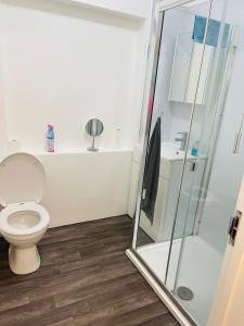 Kylpyhuone majoituspaikassa London Rooms with Free Parking 134
