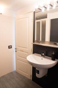 A bathroom at Ami House Roma Még 26 kép